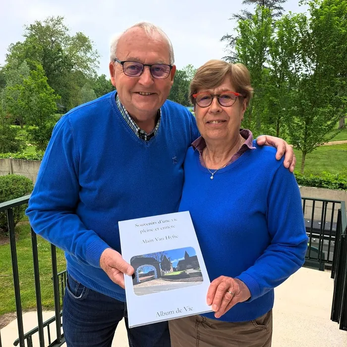 Remise de l'Album de Vie à Monsieur et Madame Van Hyfte
